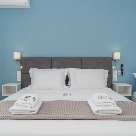 Thea Near The Agkali - Ayia Anna In Evia Kria Vrisi (Kireas)