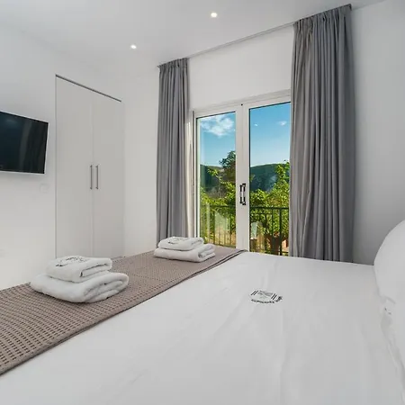 Thea Near The Agkali - Ayia Anna In Evia * Kria Vrisi (Kireas)